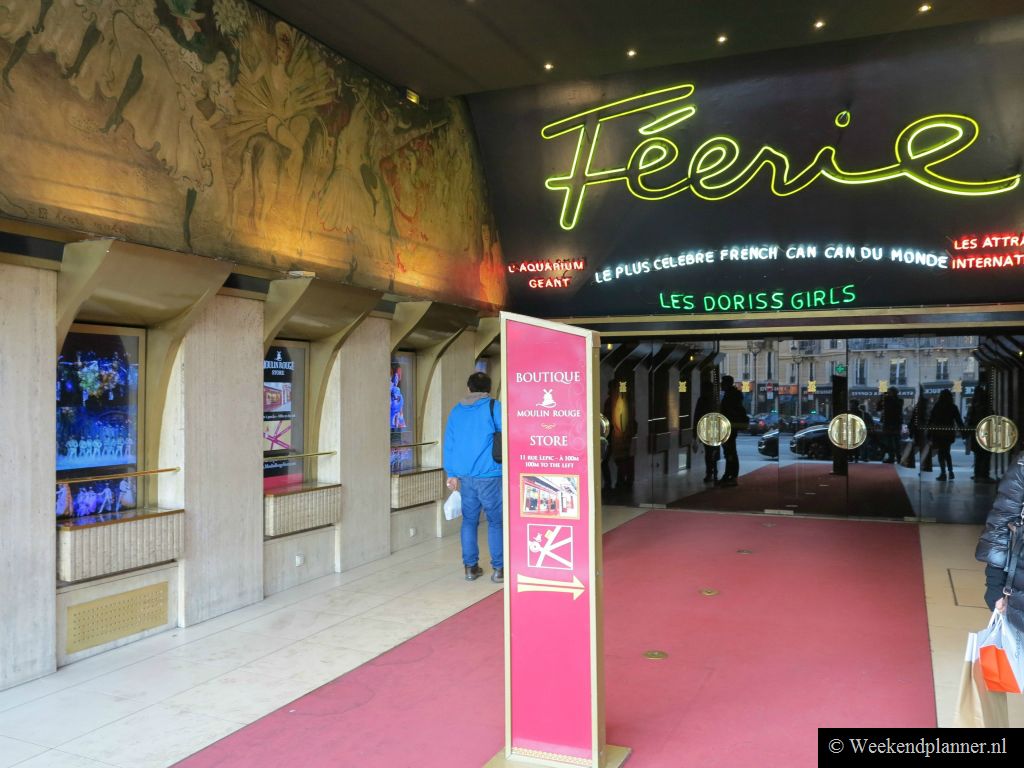 Dit is de ingang van het Cabaret de Moulin Rouge. Hier is de CanCan uitgevonden. Veel toeristen in Parijs willen naar de Moulin Rouge dus koop je kaartjes online. Tips:  De cabaret shows van Parijs..